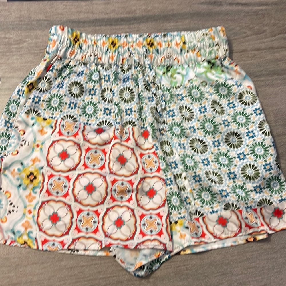 NWOT Zara Satin Silky Colorful Printed Shorts
Elastic Tie Waist Pockets S